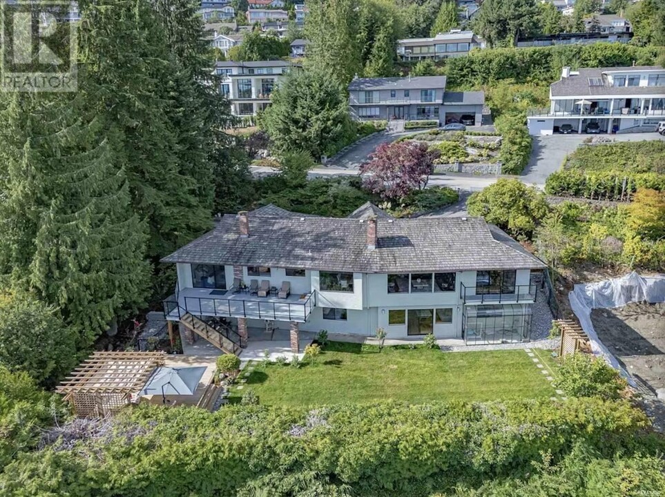 1418 Bramwell Rd in West Vancouver, BC - Building Photo