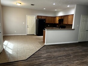 21443 W Wallis Dr in Porter, TX - Foto de edificio - Building Photo