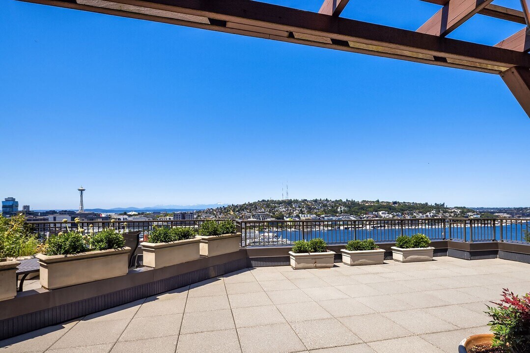 745 Bellevue Ave E in Seattle, WA - Building Photo