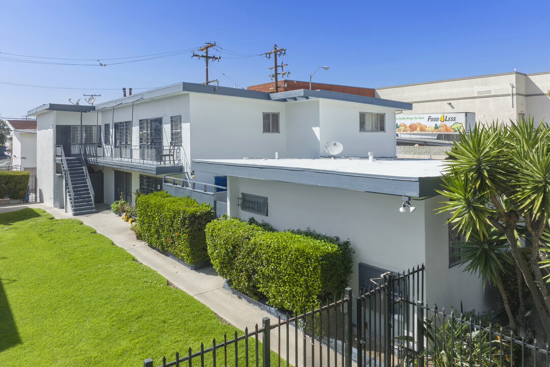 10203 Crenshaw Blvd in Inglewood, CA - Building Photo