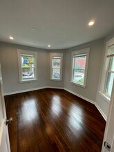 31 Raymond Ave, Unit 2 in Somerville, MA - Foto de edificio - Building Photo