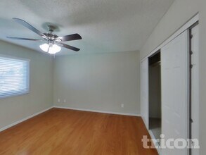 9833 N 47th Dr in Glendale, AZ - Foto de edificio - Building Photo