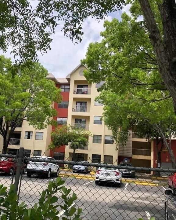 8120 Geneva Ct in Doral, FL - Foto de edificio