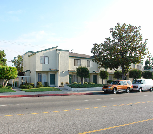 Jefferson Townhomes in Los Angeles, CA - Building Photo - Building Photo