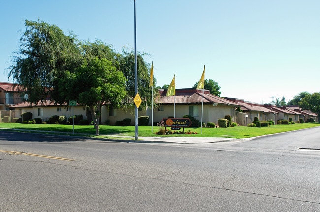 Sunburst Apartments in Fresno, CA - Building Photo - Building Photo