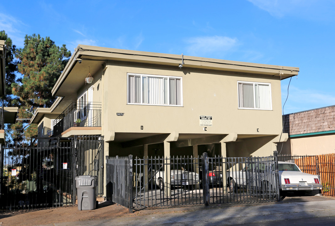 9825 Macarthur Blvd in Oakland, CA - Building Photo