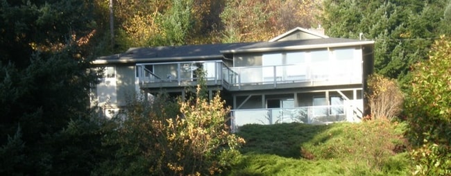 property at 8609 Warren Dr NW