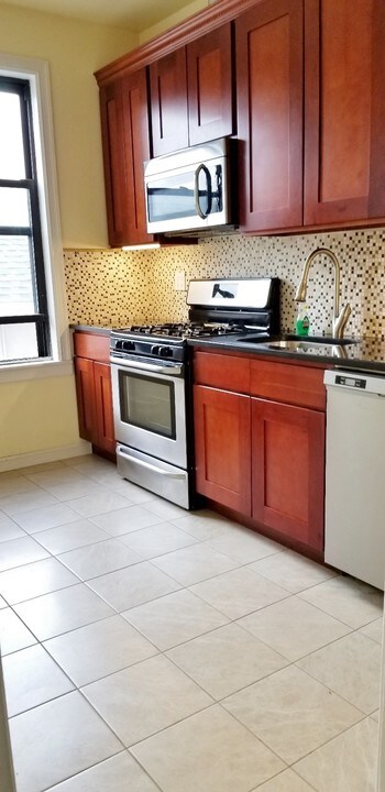 34-29 33rd St in Queens, NY - Building Photo