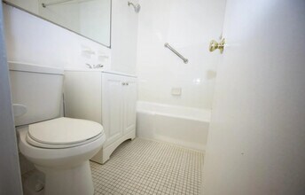 5 Schenck Ave in Great Neck Plaza, NY - Building Photo - Building Photo
