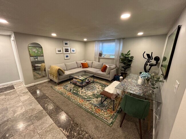 43 Colborne Rd, Unit #B2 in Boston, MA - Foto de edificio - Building Photo