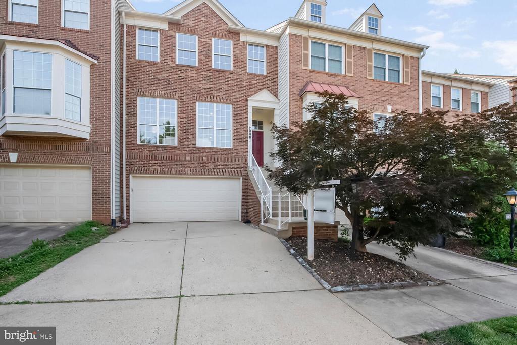 20881 Trinity Square in Sterling, VA - Building Photo