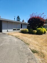 102-108 NW 137th Ave in Portland, OR - Building Photo - Building Photo