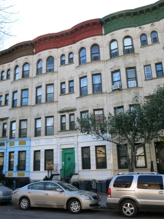 586 Lincoln Pl in Brooklyn, NY - Building Photo