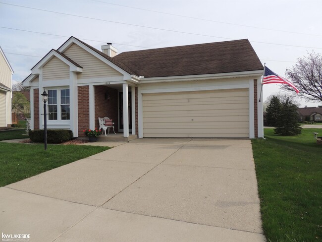 1600 Stonecrest Dr in Rochester Hills, MI - Building Photo - Building Photo