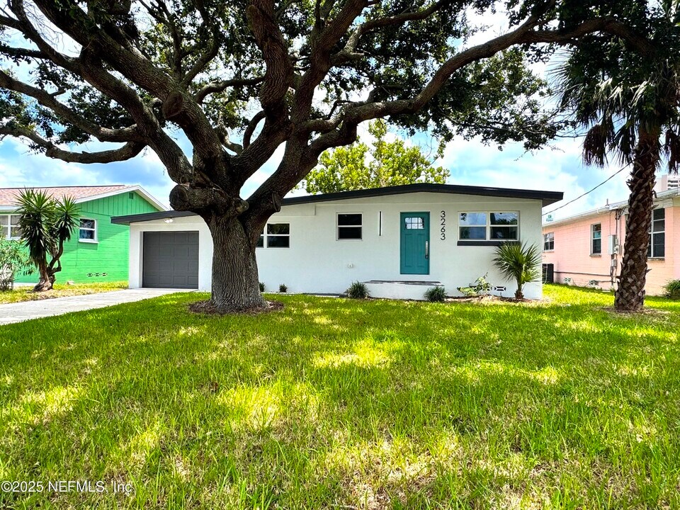 3263 S Peninsula Dr in Daytona Beach, FL - Building Photo
