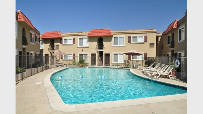 Crestview Apartments in La Mesa, CA - Building Photo - Building Photo