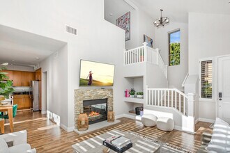 110 Lessay in Newport Beach, CA - Foto de edificio - Building Photo