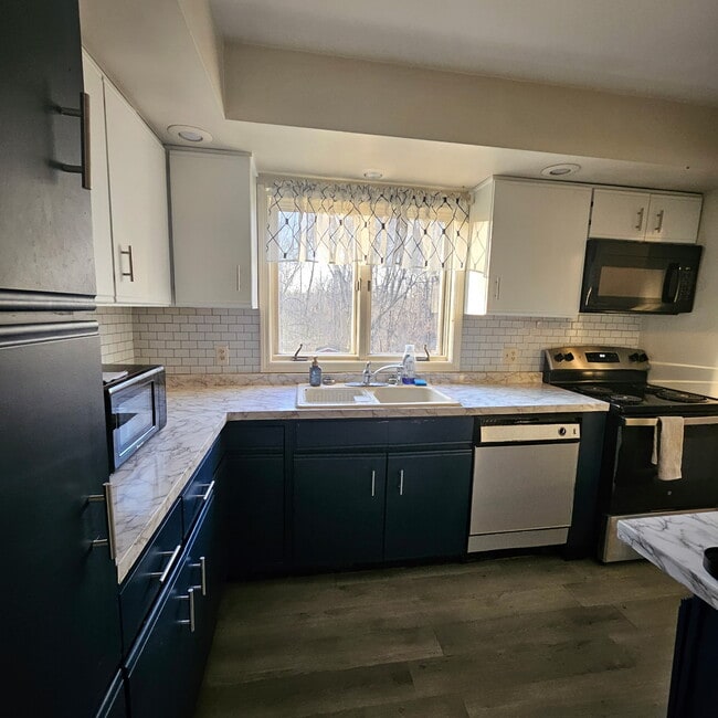 672 Crowley Rd in Farmington, NY - Foto de edificio - Building Photo