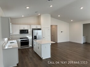 1383 Caravel Ct in Lathrop, CA - Building Photo - Building Photo