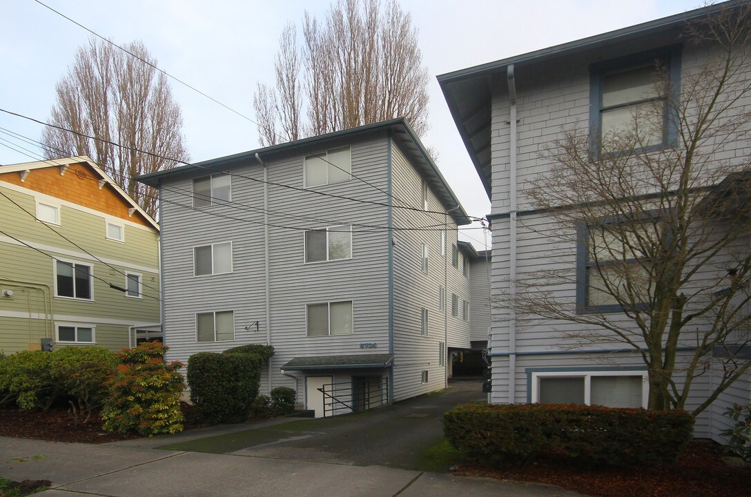 6734 Mary Ave NW in Seattle, WA - Foto de edificio