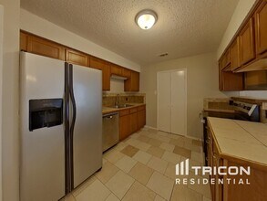 5720 Twin Oaks Dr in Haltom City, TX - Building Photo - Building Photo