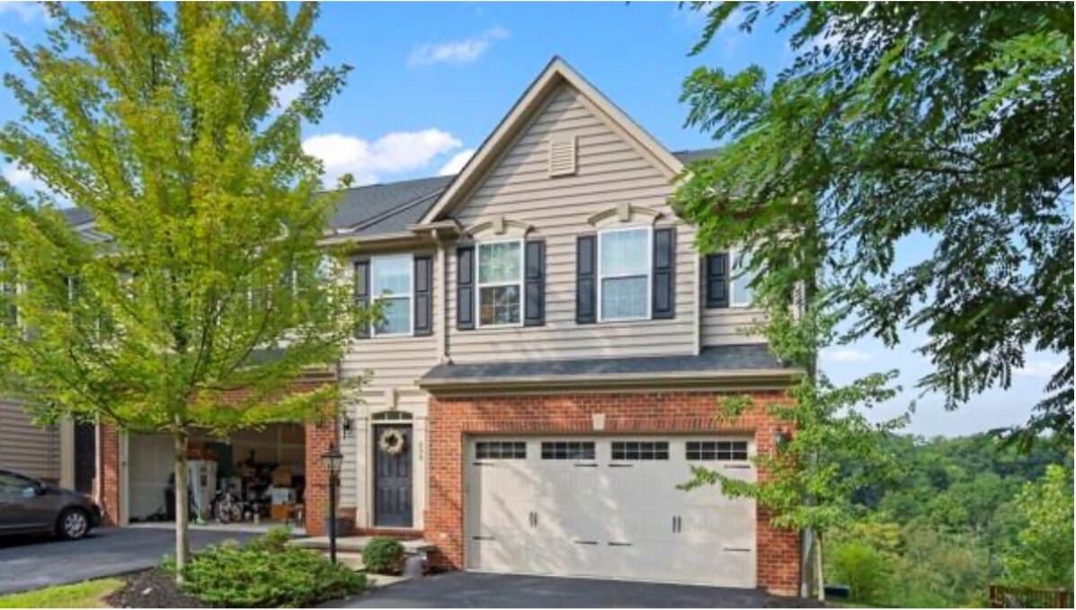 239 Noble Woods Dr in Coraopolis, PA - Foto de edificio