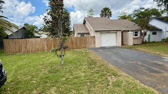 7321 NW 38th Ct in Coral Springs, FL - Building Photo