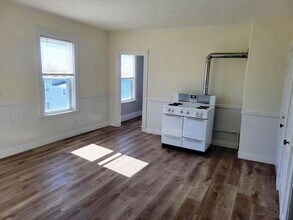 73 1/2 Esther St, Unit 3 in Worcester, MA - Building Photo - Building Photo