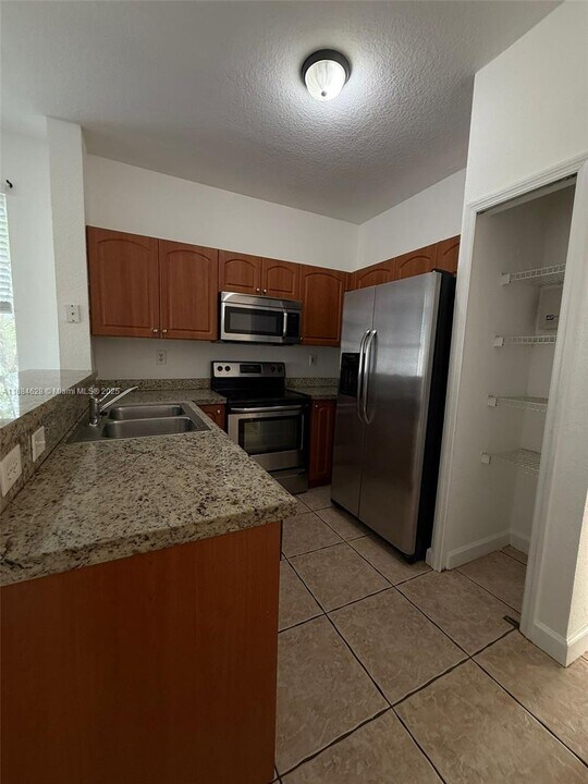 17640 NW 73rd Ave in Hialeah, FL - Building Photo