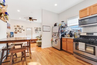 1148 W Belmont Ave, Unit 2R in Chicago, IL - Foto de edificio - Building Photo