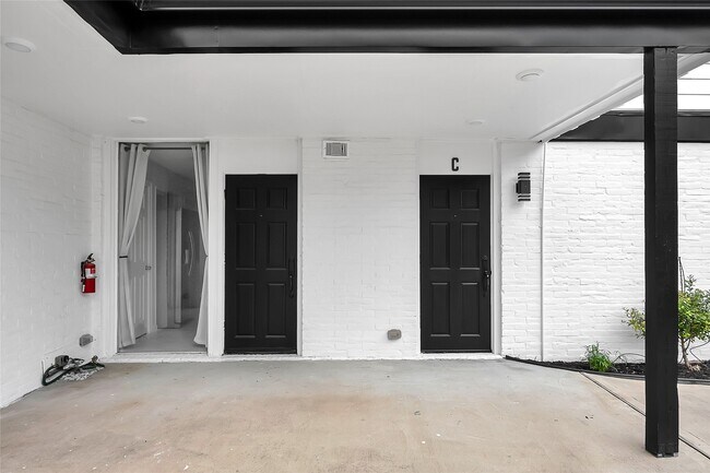 7 Briar Dale Ct in Houston, TX - Building Photo - Building Photo