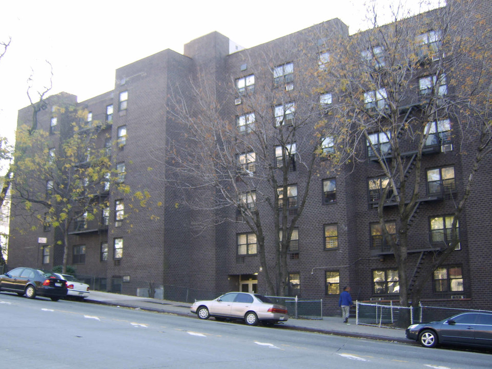 170-200 W Kingsbridge Rd in Bronx, NY - Building Photo