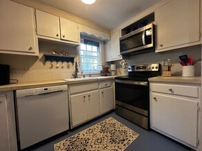 33 E Pattagansett Rd in East Lyme, CT - Building Photo - Building Photo