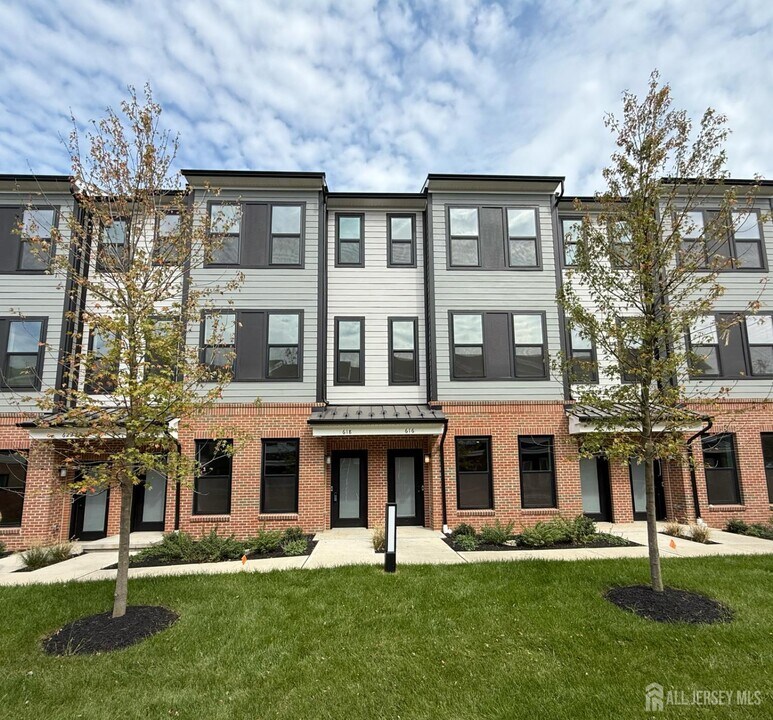 618 Sadie Cir in New Brunswick, NJ - Building Photo