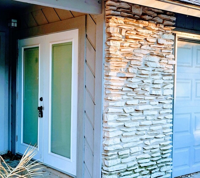 10045 Woodland Village Dr in Austin, TX - Building Photo - Building Photo