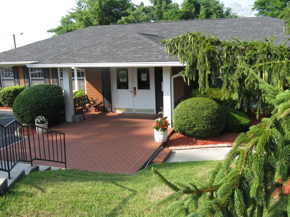 West Hills Village in Knoxville, TN - Building Photo