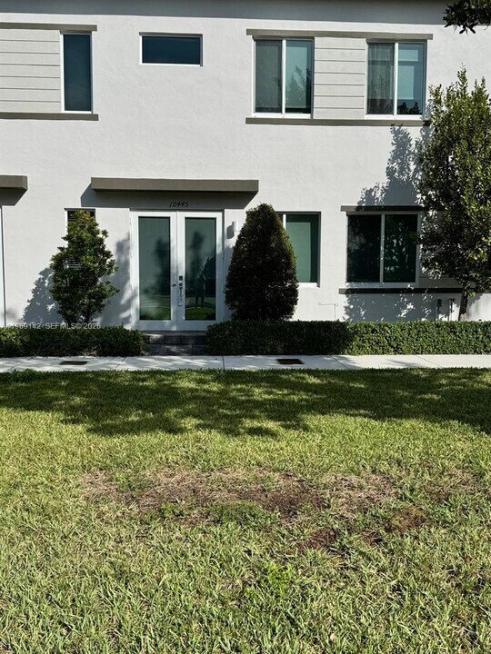 10445 NW 66th St in Doral, FL - Building Photo