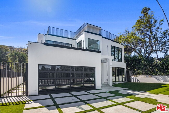 12700 Montana Ave in Los Angeles, CA - Building Photo - Building Photo