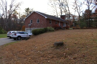 17 Vickers Rd in New Hartford, CT - Building Photo - Building Photo