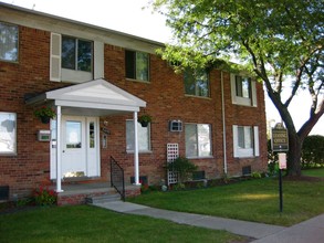 Kelly Square Apartments in Roseville, MI - Building Photo - Building Photo