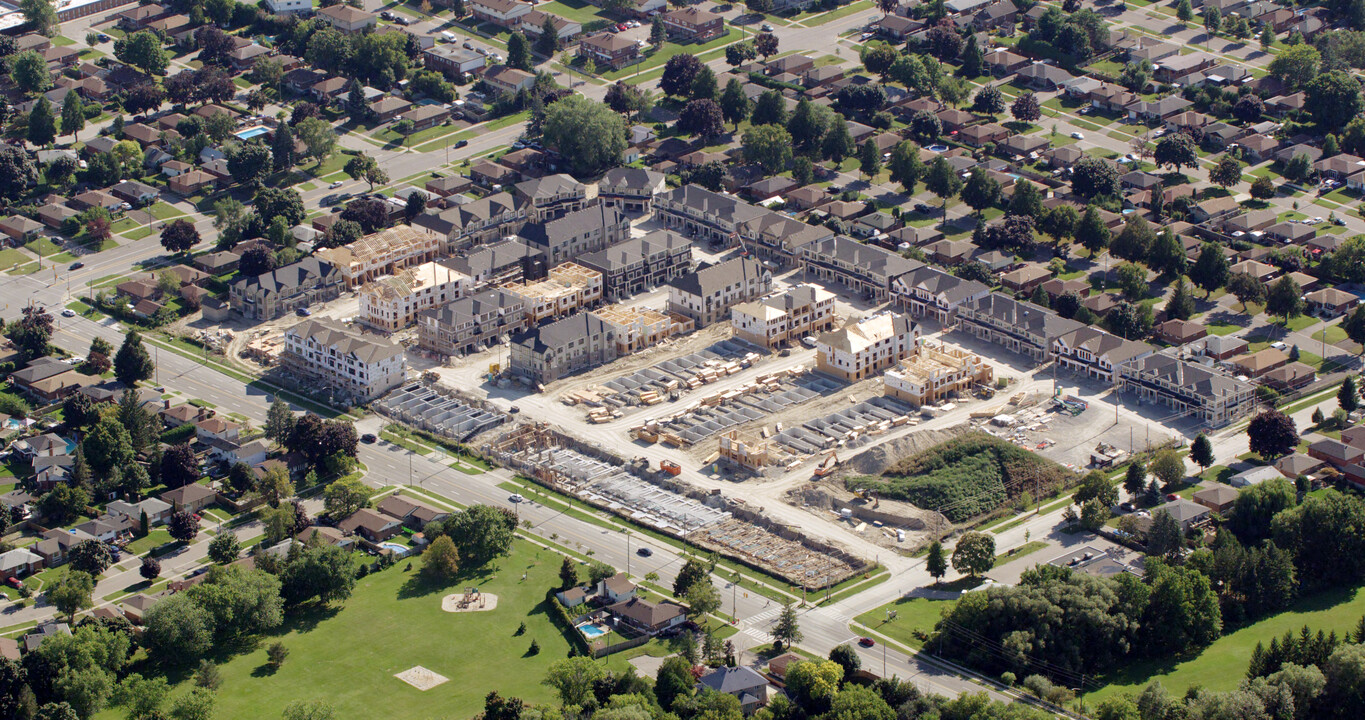 Symphony Towns in Oshawa, ON - Building Photo