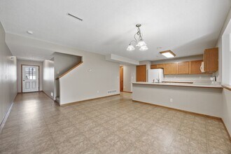 533 E Goldfinch Dr in Tiffin, IA - Building Photo - Building Photo