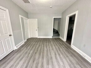 275 S Broad St in Penns Grove, NJ - Foto de edificio - Building Photo