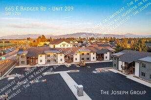 665 E Badger Rd in Lynden, WA - Building Photo