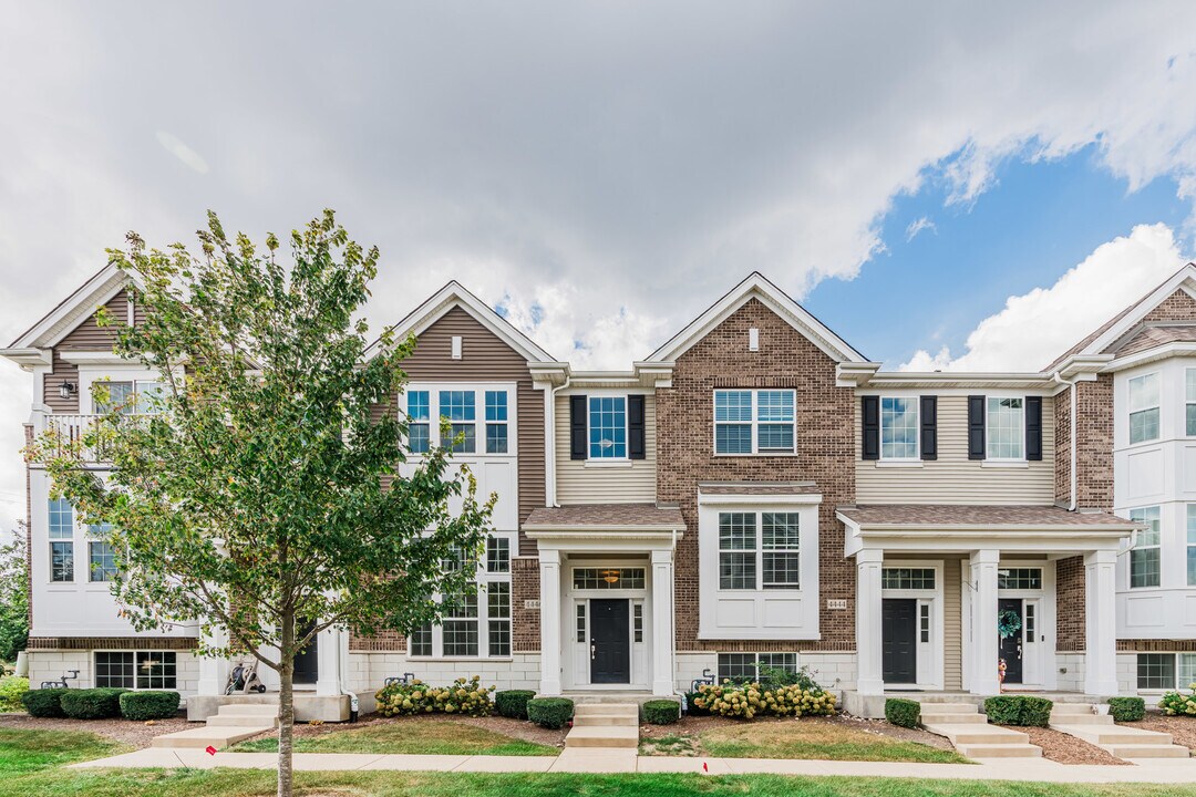 4446 Monroe Ct in Naperville, IL - Building Photo