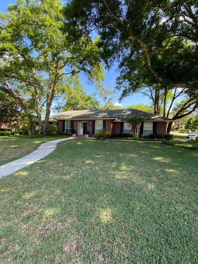 property at 1884 Plantation Oaks Dr