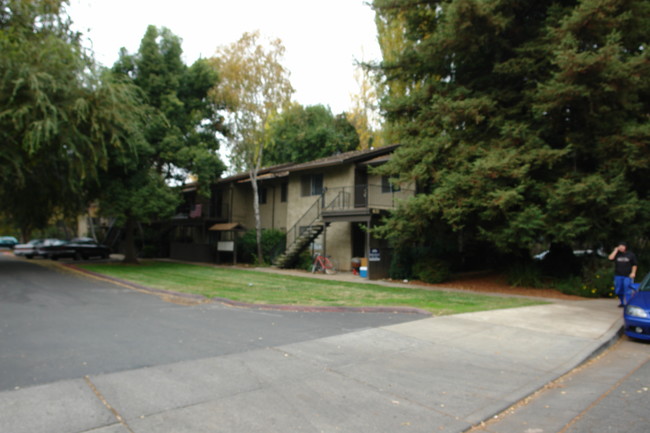 La Vista Apartments in Chico, CA - Building Photo - Building Photo