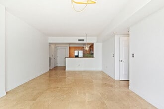 1755 E Hallandale Beach Blvd, Unit 501E in Hallandale Beach, FL - Foto de edificio - Building Photo