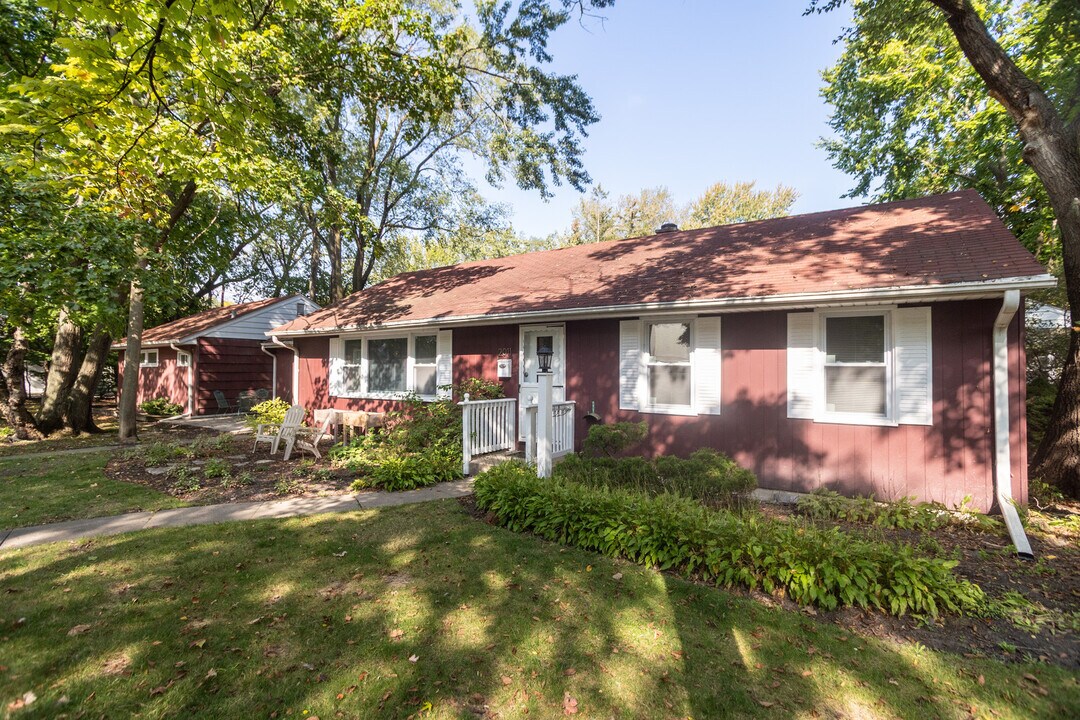 2011 Cleveland St in Evanston, IL - Building Photo
