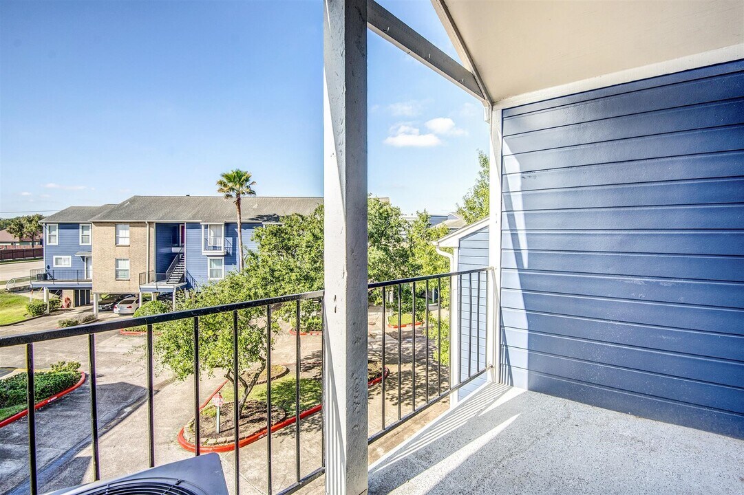18511 Egret Bay Blvd in Houston, TX - Building Photo